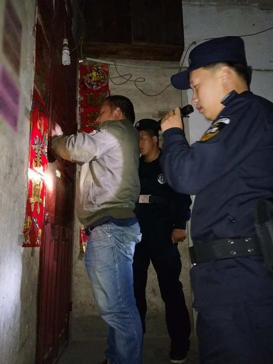 铜川粗心妈妈误将幼女锁家中 民警全城寻开锁师傅开门